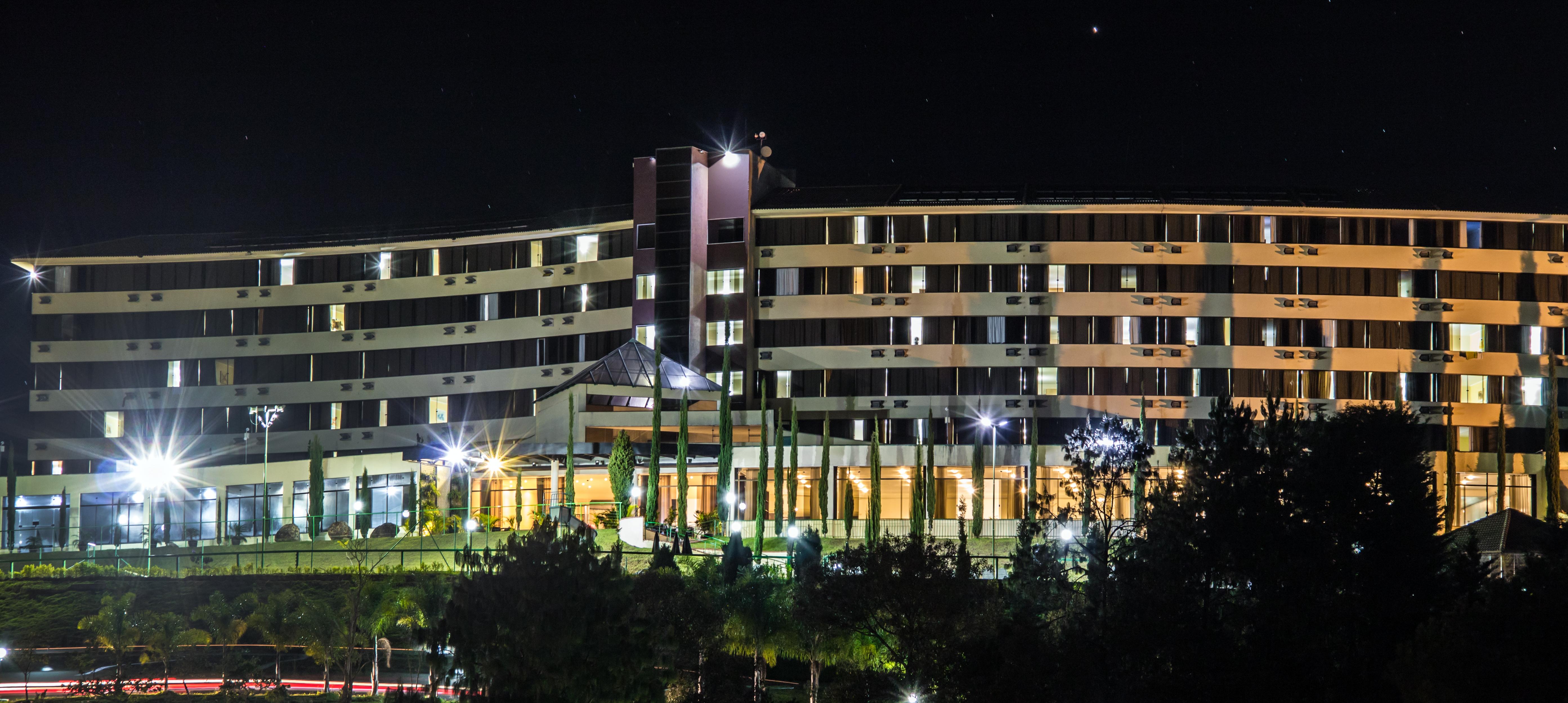 Hotel Golden Park All Inclusive Pocos De Caldas By Nacional Inn エクステリア 写真 The hotel at night