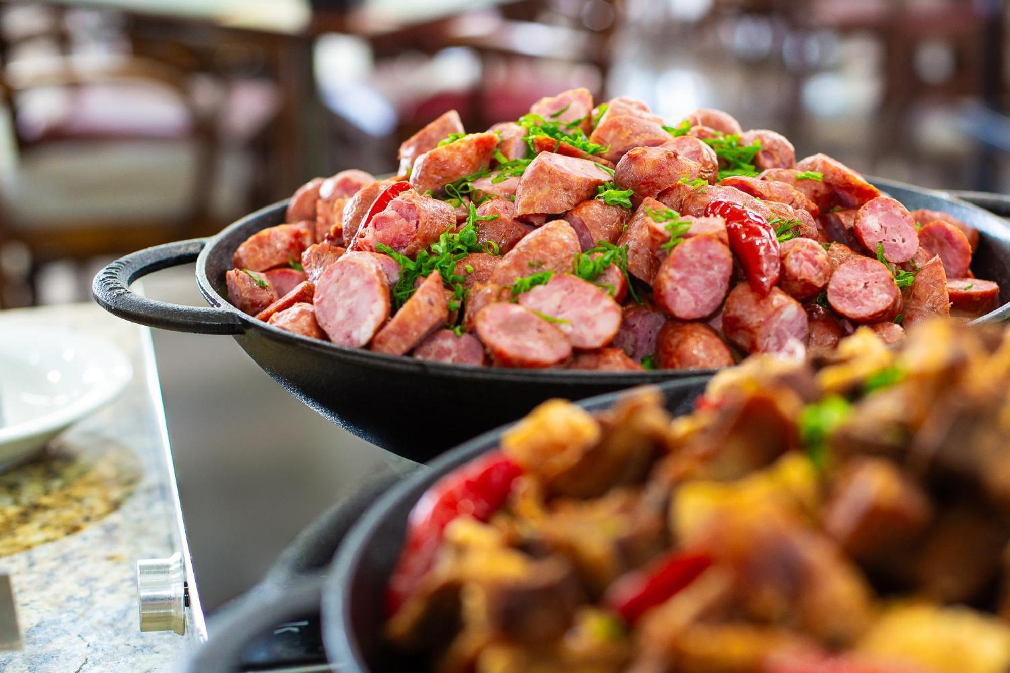 Hotel Golden Park All Inclusive Pocos De Caldas By Nacional Inn エクステリア 写真 Kielbasa prepared in a skillet