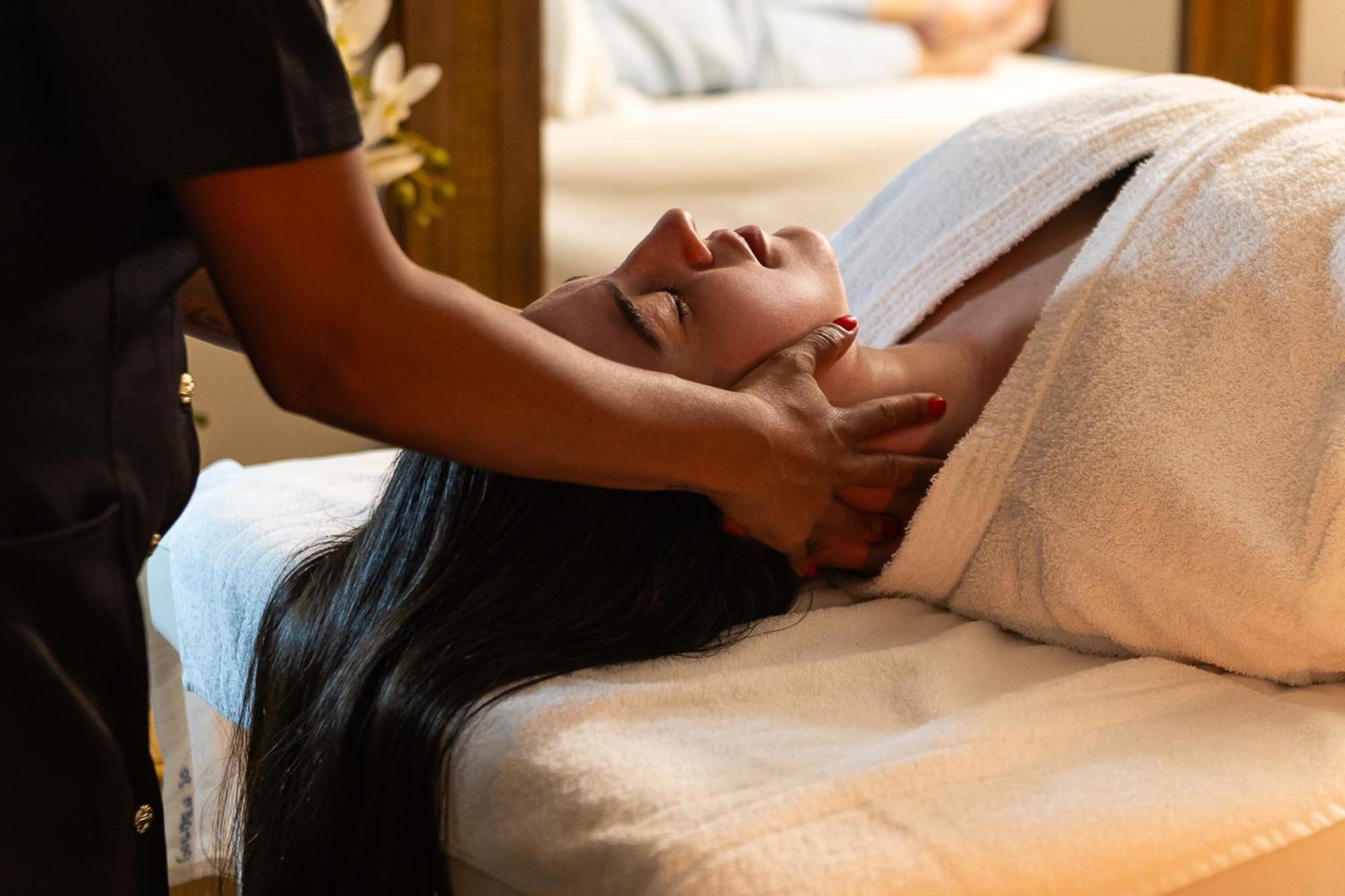 Hotel Golden Park All Inclusive Pocos De Caldas By Nacional Inn エクステリア 写真 A woman receiving a head massage