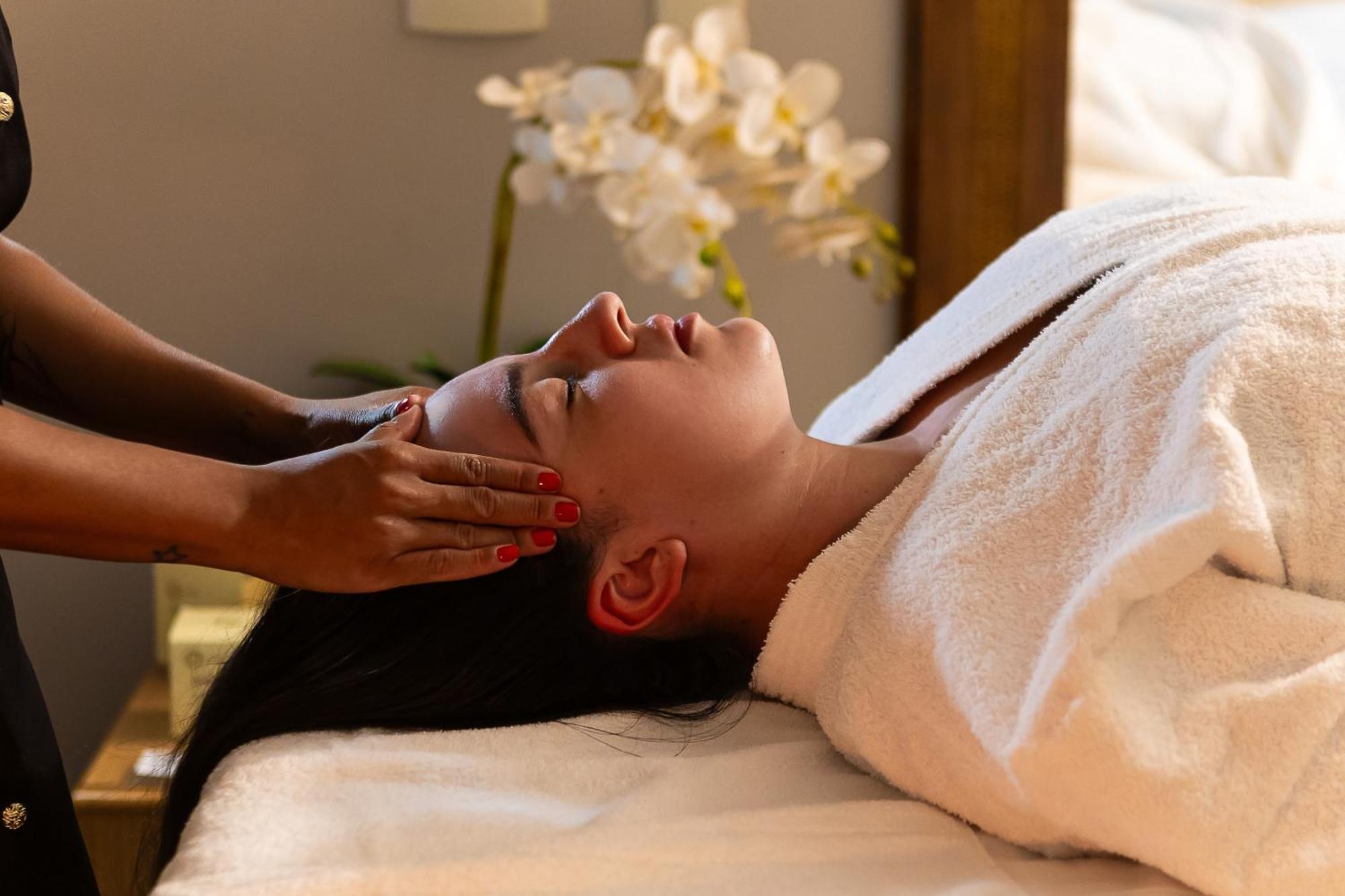 Hotel Golden Park All Inclusive Pocos De Caldas By Nacional Inn エクステリア 写真 A woman receiving a facial massage
